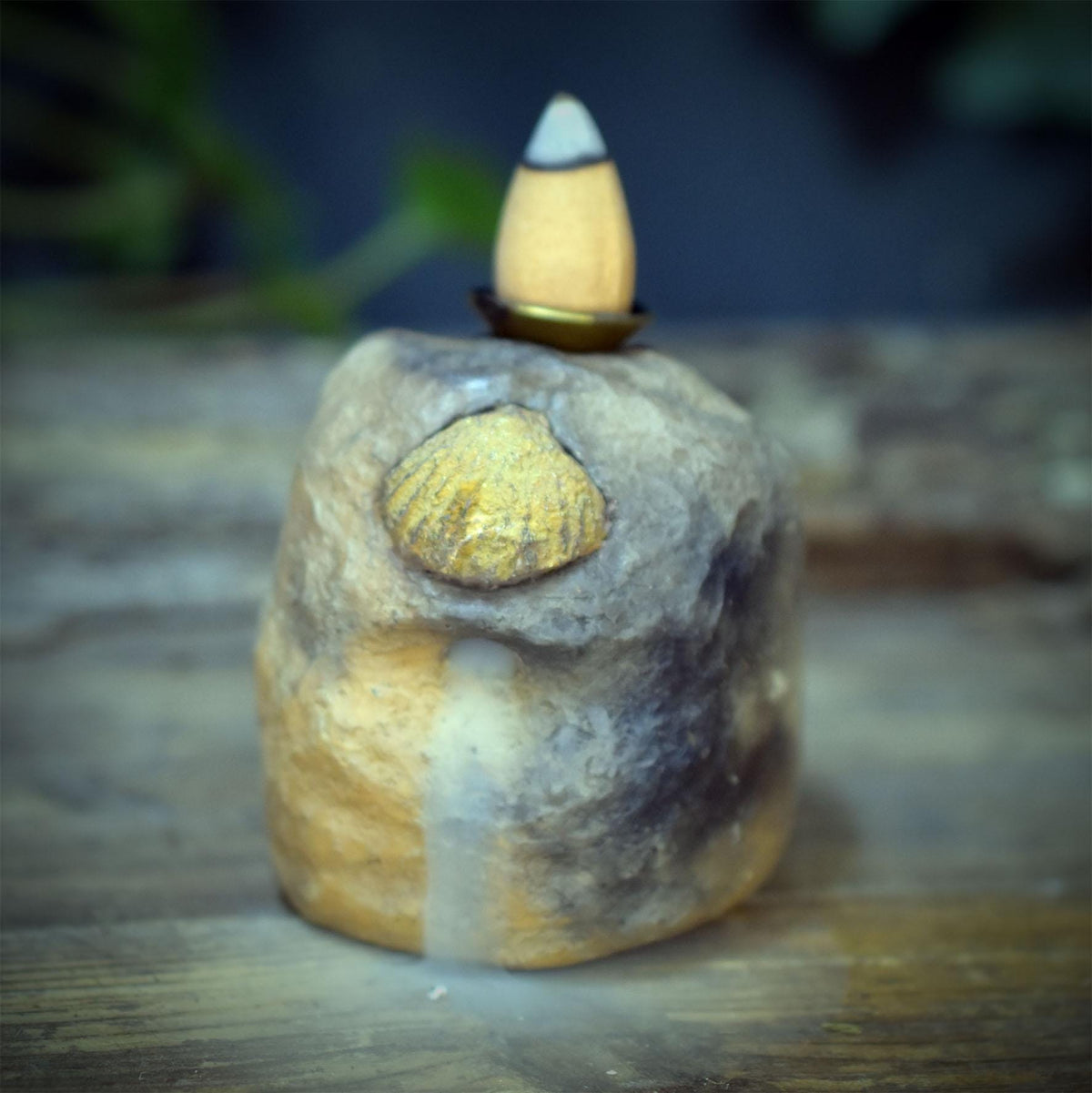 Rückfluss Räucherkegelhalter mit Fossil, Brachiopode & Ammonit, Meditationsstein für Räucherwerk, Backflow Räuchergefäß handgefertigt RÄH085
