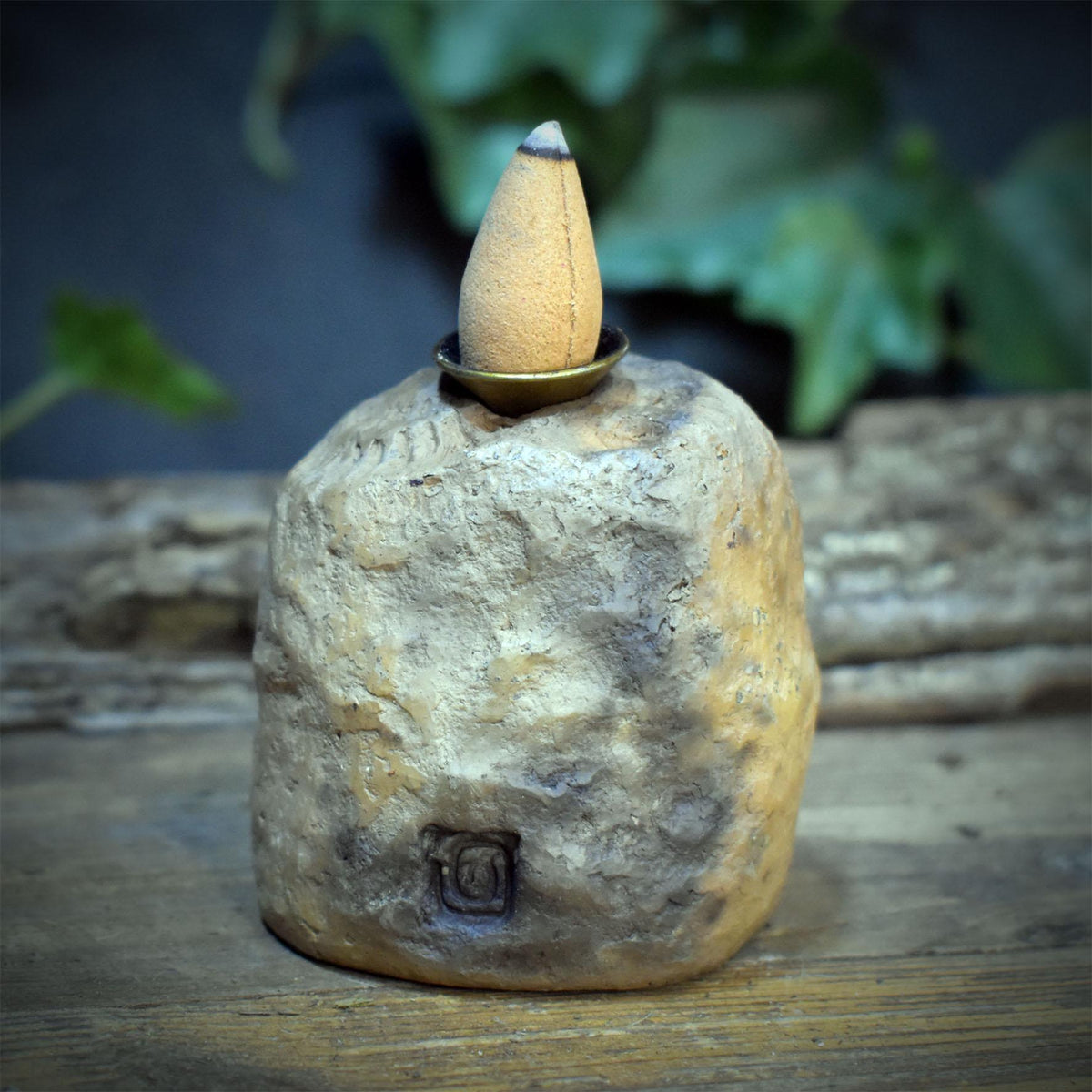 Rückfluss Räucherkegelhalter mit Fossil, Brachiopode & Ammonit, Meditationsstein für Räucherwerk, Backflow Räuchergefäß handgefertigt RÄH085