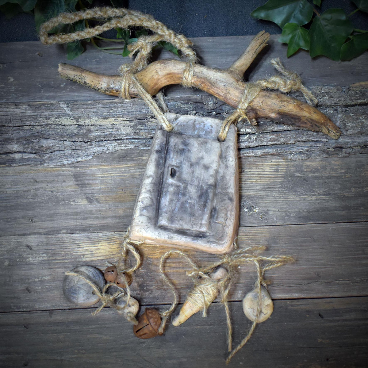 Wanddeko Holdas Tor zur Unterwelt, Altar Wandbehang Mythologie, spirituelle Keramik Wandkunst Naturton, heidnisches Ritual Unikat HEX048