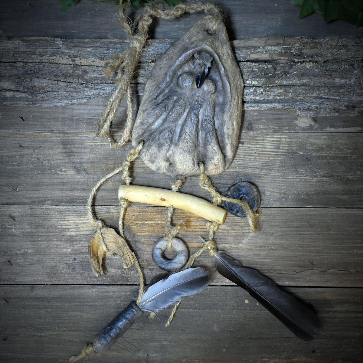 Wanddeko Morrigan, Altar Wandbehang Krähe Rabe, Schamanischer Wandschmuck Treibholz Keramik, Heidnisches Ritual Unikat Handarbeit HEX049
