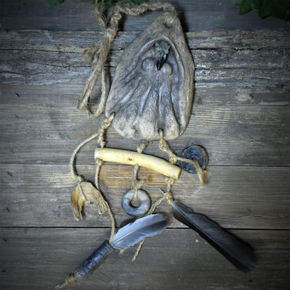 Wanddeko Morrigan, Altar Wandbehang Krähe Rabe, Schamanischer Wandschmuck Treibholz Keramik, Heidnisches Ritual Unikat Handarbeit HEX049