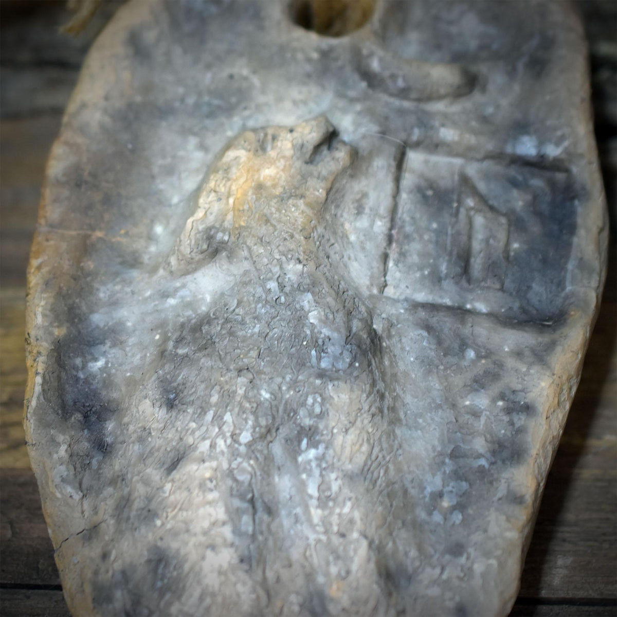 Krafttier Wolf Wanddeko mit Rune Uruz Keramik Wandbehang Altar Deko Naturspiritualität Schutzamulett HEX051