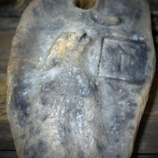 Krafttier Wolf Wanddeko mit Rune Uruz Keramik Wandbehang Altar Deko Naturspiritualität Schutzamulett HEX051