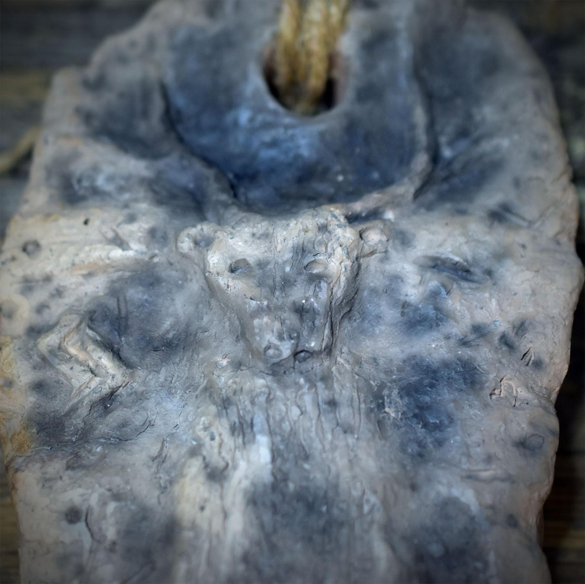 Krafttier Hirsch Wanddeko Rune Jera Keramik Wandbehang Altar Deko Naturspiritualität Schutzamulett HEX052