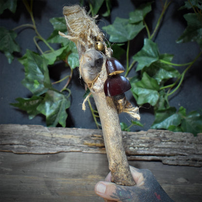Ritualstab Hüterin des Waldes aus Fundholz | Schamanischer Kraftstab mit Tonkopf & Moos | Altar Werkzeug 32cm, 95g RST047