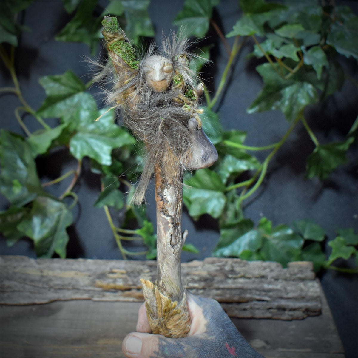 Ritualstab Hüterin des Waldes aus Fundholz | Schamanischer Kraftstab mit Tonkopf & Moos | Altar Werkzeug 32cm, 95g RST047