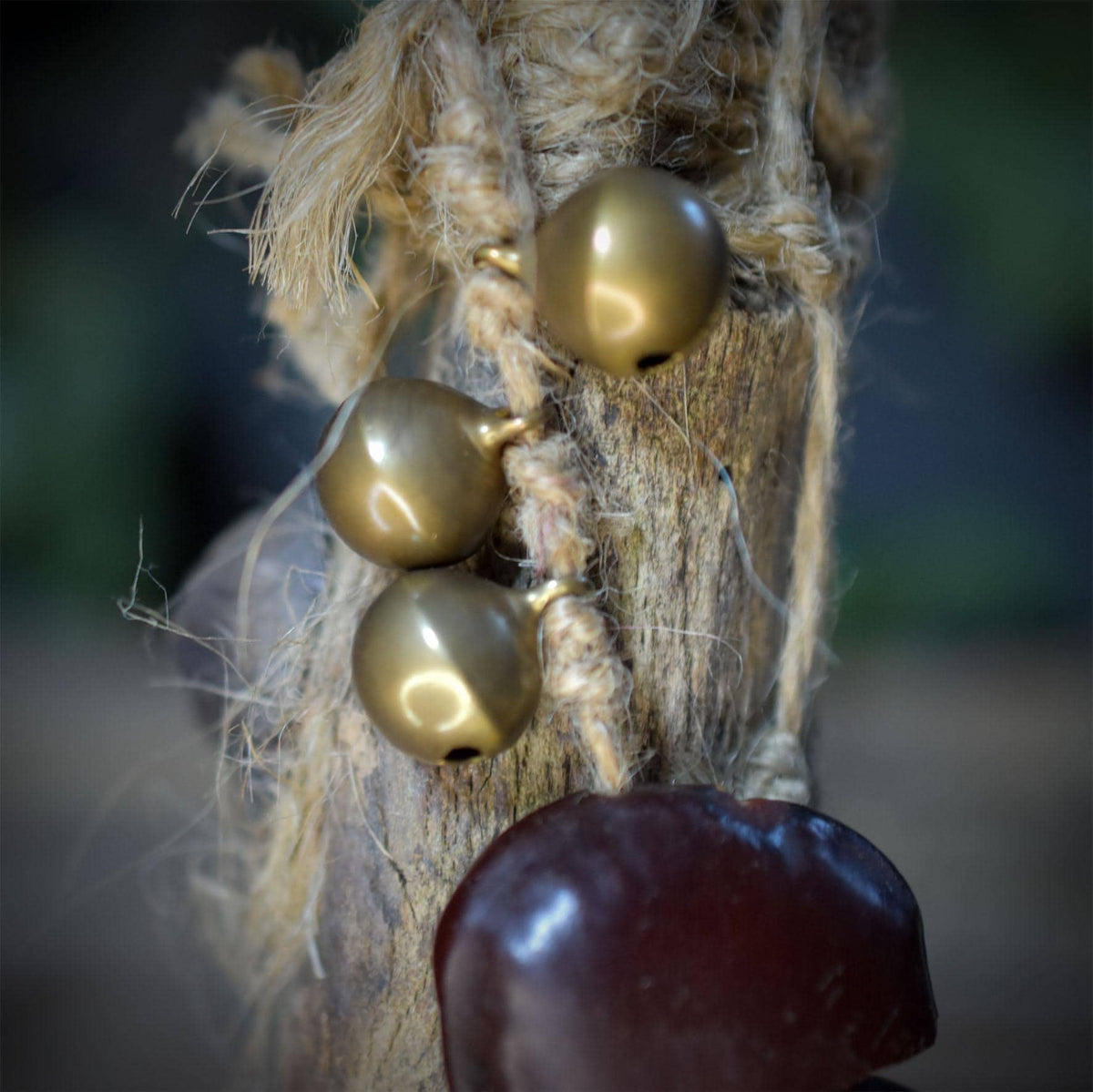 Ritualstab Hüter des Waldes aus Fundholz | Schamanischer Kraftstab mit Tonkopf & Samenkapseln | Altar Werkzeug 32cm, 150g RST048