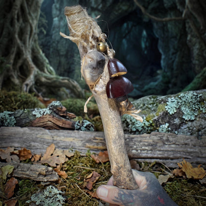 Ritualstab Hüter des Waldes aus Fundholz | Schamanischer Kraftstab mit Tonkopf & Samenkapseln | Altar Werkzeug 32cm, 150g RST048