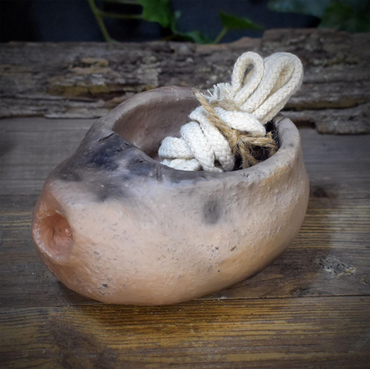 Rustikale handgefertigte Öllampe mit Docht, aus Ton, Antikes Design, Ritual Licht für Altar & Meditation, Naturverbundene Keramik AÖL001