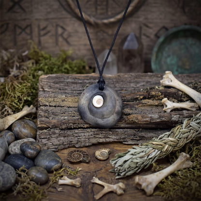Shiva Auge Amulett Kette Keramik | Schutzsymbol Anhänger Spirale Turbanschnecke | Schamanischer Schmuck Natur Handgemacht 3cm AMU095