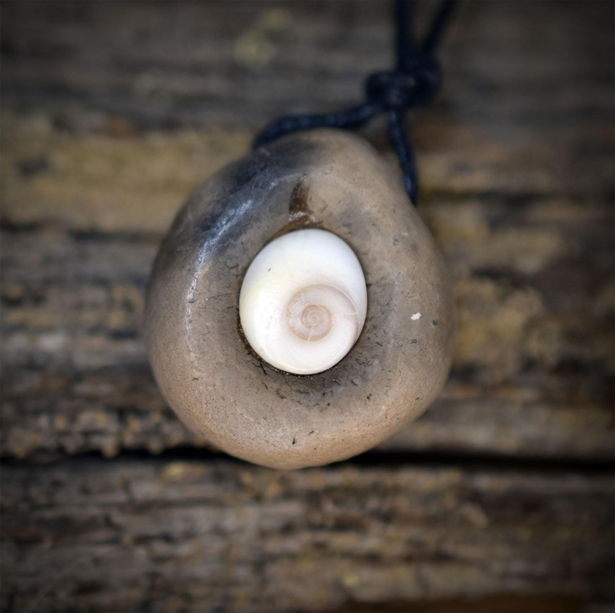 Shiva Auge Amulett Kette Keramik | Schutzsymbol Anhänger Spirale Turbanschnecke | Schamanischer Schmuck Zart Handgemacht 2cm AMU094