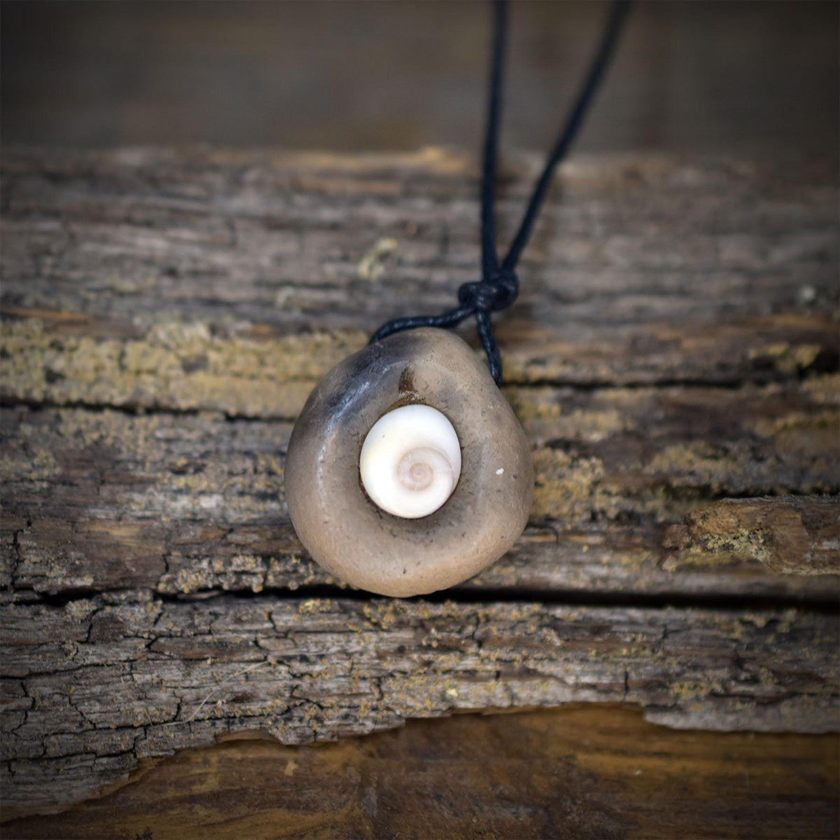Shiva Auge Amulett Kette Keramik | Schutzsymbol Anhänger Spirale Turbanschnecke | Schamanischer Schmuck Zart Handgemacht 2cm AMU094
