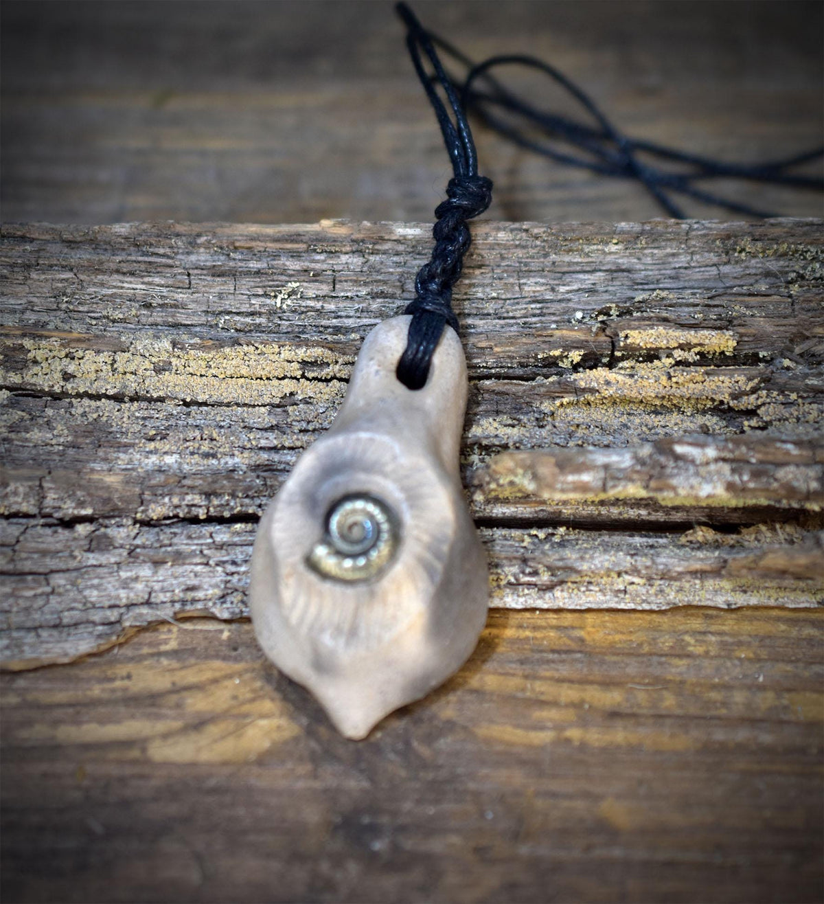 Ammonit Amulett Kette Keramik | Fossil Schutzsymbol Anhänger Spirale Urzeit | Schamanischer Schmuck Handgemacht Verstellbar 18g AMU096