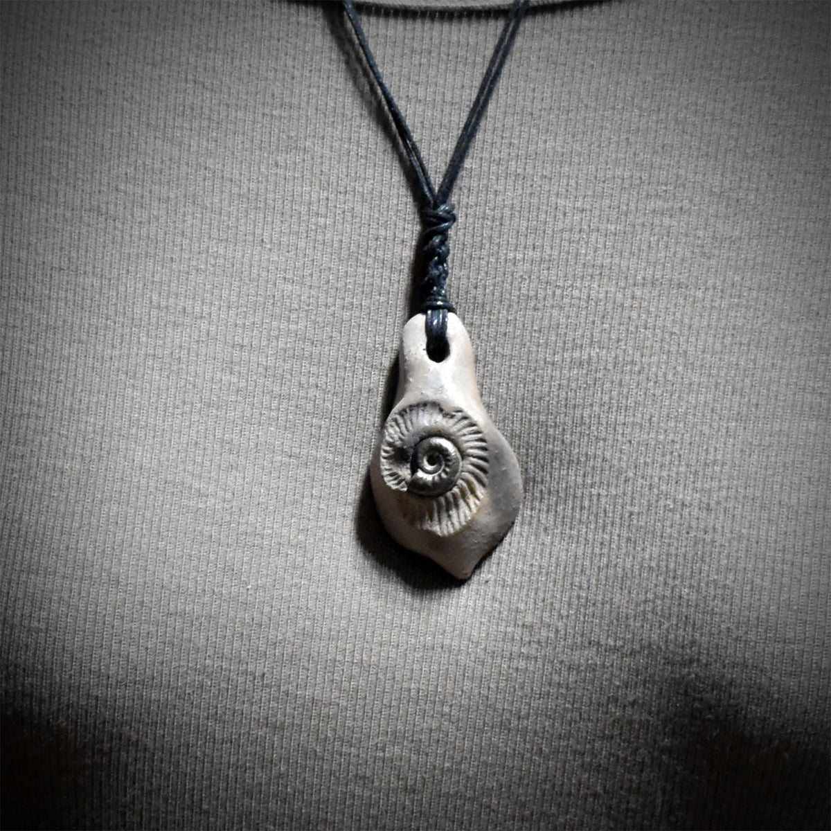 Ammonit Amulett Kette Keramik | Fossil Schutzsymbol Anhänger Spirale Urzeit | Schamanischer Schmuck Handgemacht Verstellbar 18g AMU096
