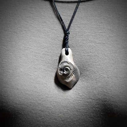 Ammonit Amulett Kette Keramik | Fossil Schutzsymbol Anhänger Spirale Urzeit | Schamanischer Schmuck Handgemacht Verstellbar 18g AMU096