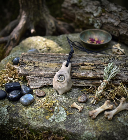 Ammonit Amulett Kette Keramik | Fossil Schutzsymbol Anhänger Spirale Urzeit | Schamanischer Schmuck Handgemacht Verstellbar 18g AMU096