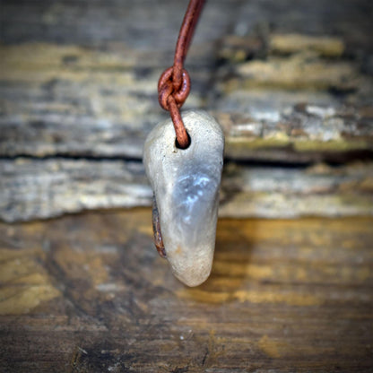 Ammonit Amulett Kette Keramik | Fossil Schutzsymbol Jura Anhänger Spirale | Schamanischer Schmuck Lederband Handgemacht 3cm 12g AMU097