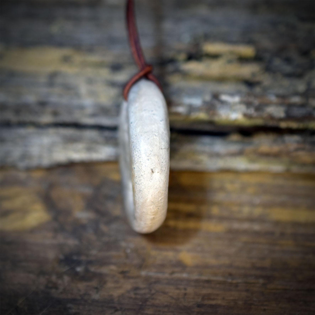 Ammonit Amulett Kette Keramik | Jura Fossil Anhänger Spirale Schutzsymbol | Schamanischer Schmuck Lederband Handgemacht 4x3cm 17g AMU098