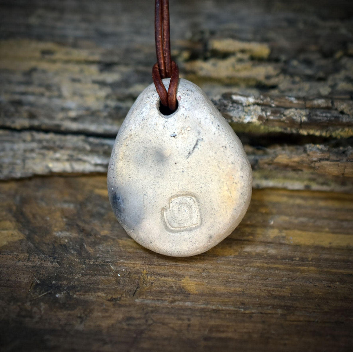 Ammonit Amulett Kette Keramik | Jura Fossil Anhänger Spirale Schutzsymbol | Schamanischer Schmuck Lederband Handgemacht 4x3cm 17g AMU098