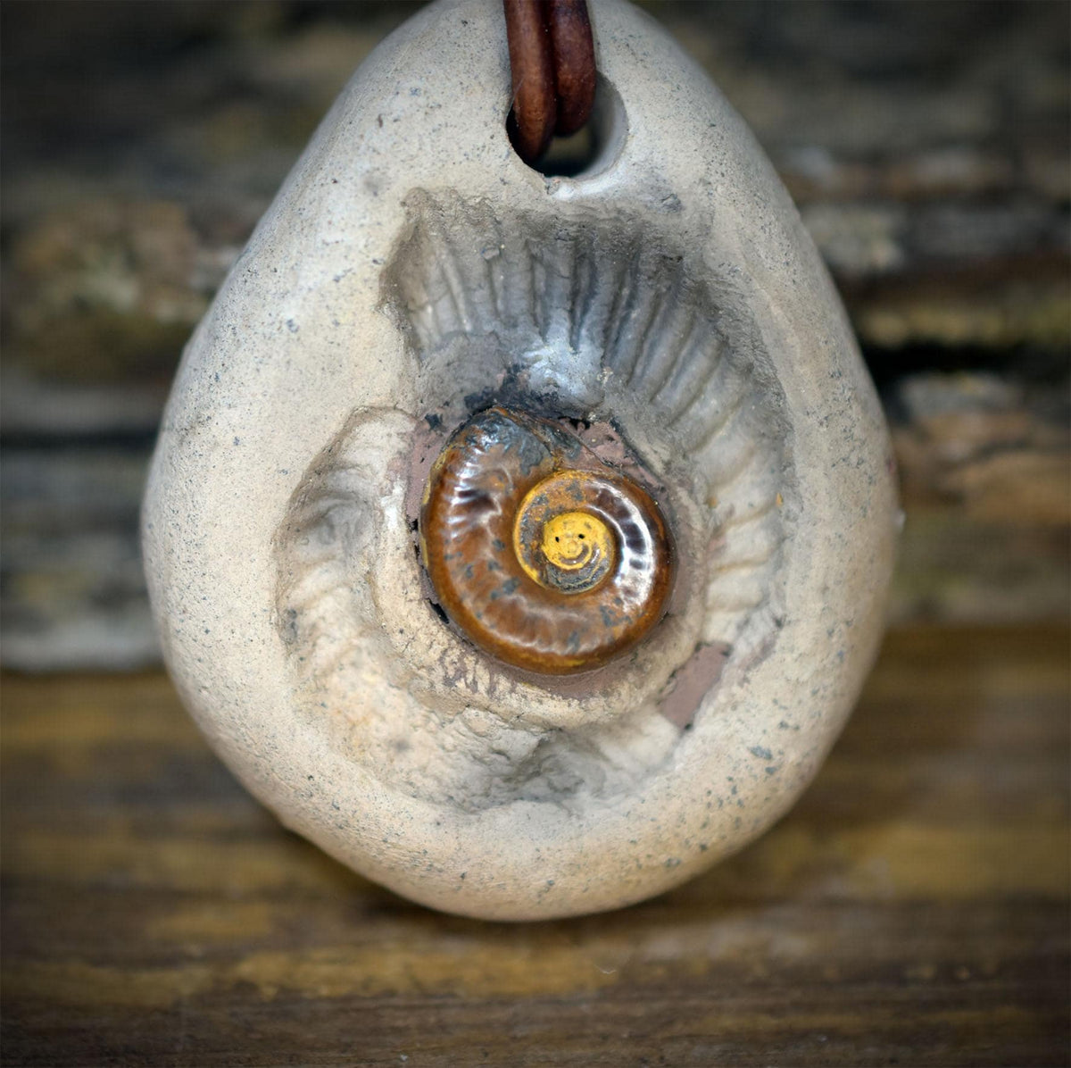 Ammonit Amulett Kette Keramik | Jura Fossil Anhänger Spirale Schutzsymbol | Schamanischer Schmuck Lederband Handgemacht 4x3cm 17g AMU098
