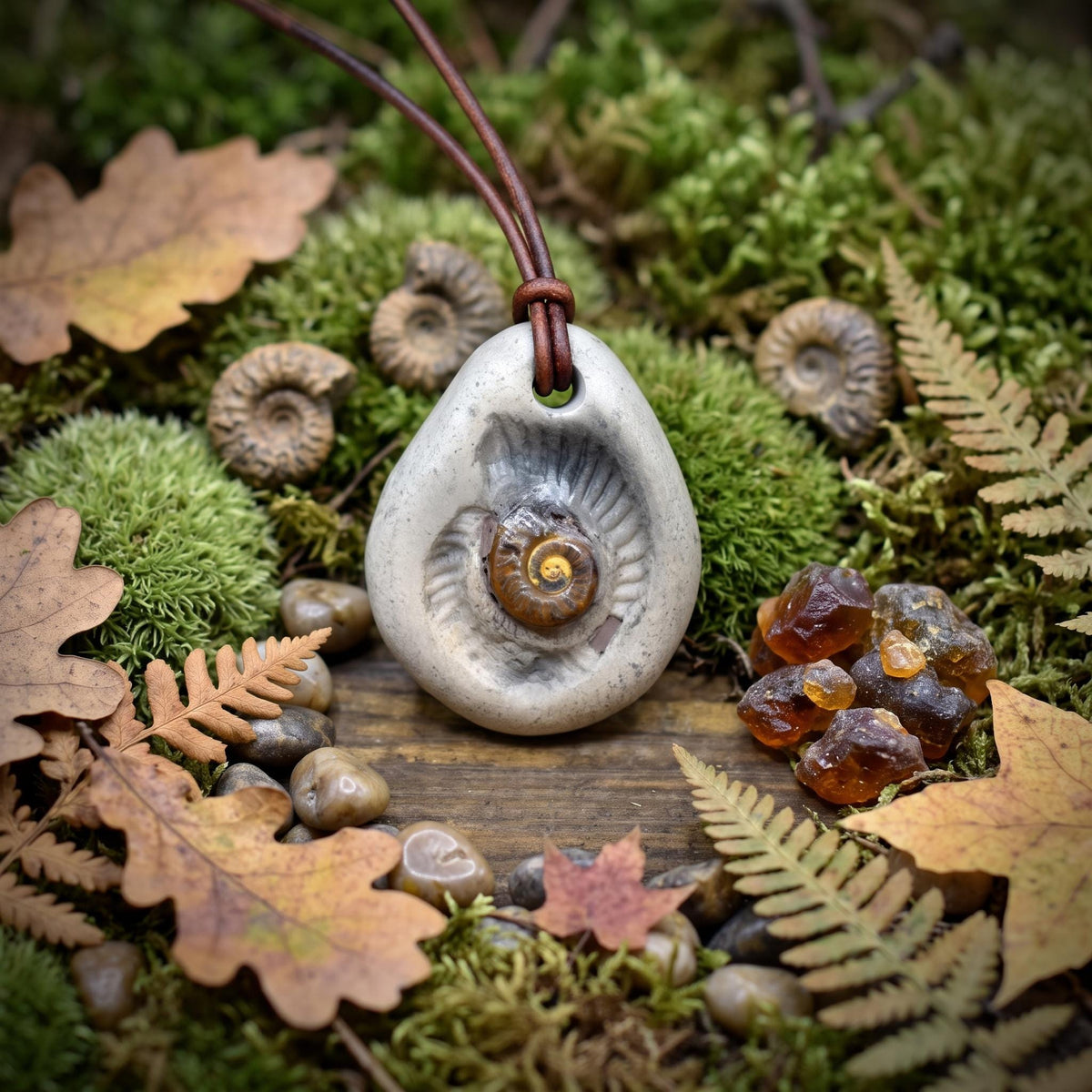 Ammonit Amulett Kette Keramik | Jura Fossil Anhänger Spirale Schutzsymbol | Schamanischer Schmuck Lederband Handgemacht 4x3cm 17g AMU098