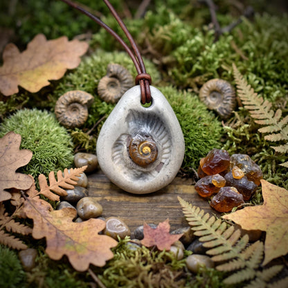 Ammonit Amulett Kette Keramik | Jura Fossil Anhänger Spirale Schutzsymbol | Schamanischer Schmuck Lederband Handgemacht 4x3cm 17g AMU098