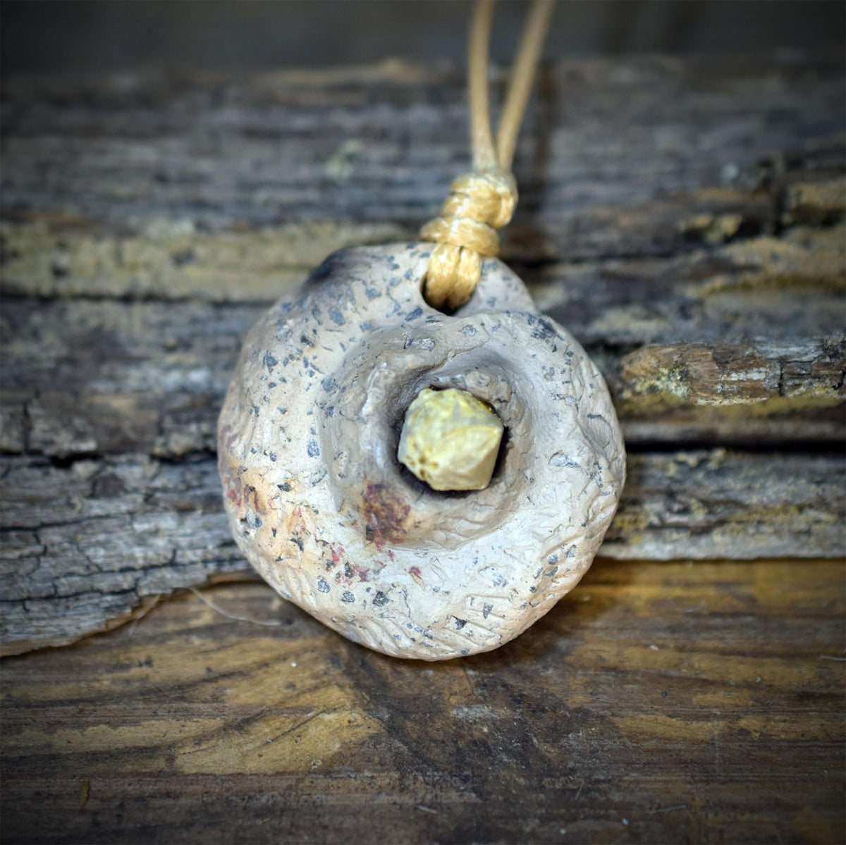 Seelilie Amulett Kette Keramik | Crinoid Fossil Schutzsymbol Anhänger Spirale | Schamanischer Schmuck Handgemacht Verstellbar 22g AMU099