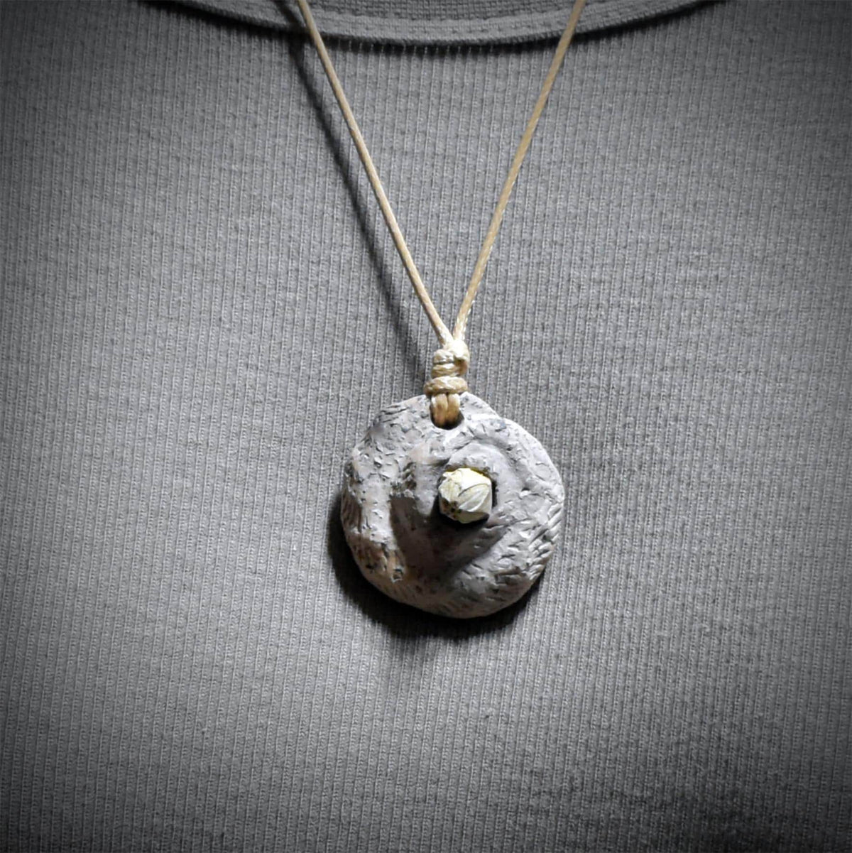 Seelilie Amulett Kette Keramik | Crinoid Fossil Schutzsymbol Anhänger Spirale | Schamanischer Schmuck Handgemacht Verstellbar 22g AMU099