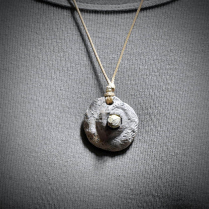 Seelilie Amulett Kette Keramik | Crinoid Fossil Schutzsymbol Anhänger Spirale | Schamanischer Schmuck Handgemacht Verstellbar 22g AMU099