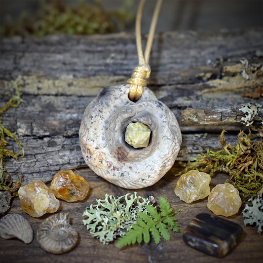 Seelilie Amulett Kette Keramik | Crinoid Fossil Schutzsymbol Anhänger Spirale | Schamanischer Schmuck Handgemacht Verstellbar 22g AMU099