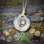 Seelilie Amulett Kette Keramik | Crinoid Fossil Schutzsymbol Anhänger Spirale | Schamanischer Schmuck Handgemacht Verstellbar 22g AMU099