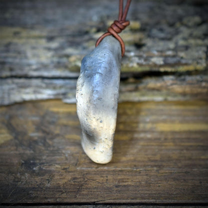 Fossil Amulett Kette Keramik | Versteinerte Samenkapsel Anhänger Urkraft | Schamanischer Schmuck Lederband Handgemacht 5x3cm 23g AMU100