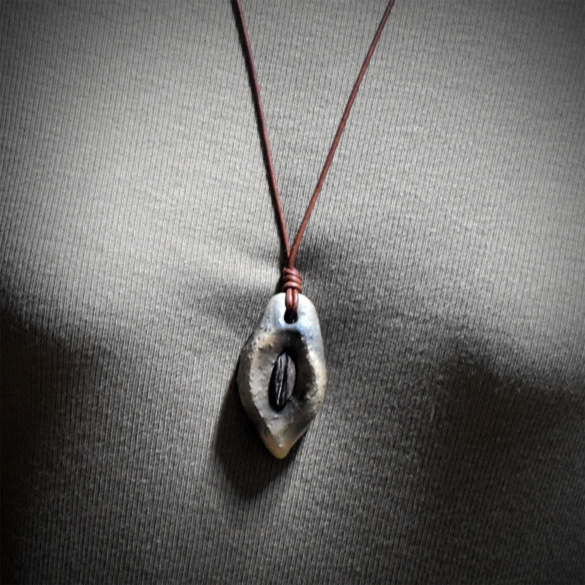 Fossil Amulett Kette Keramik | Versteinerte Samenkapsel Anhänger Urkraft | Schamanischer Schmuck Lederband Handgemacht 5x3cm 23g AMU100