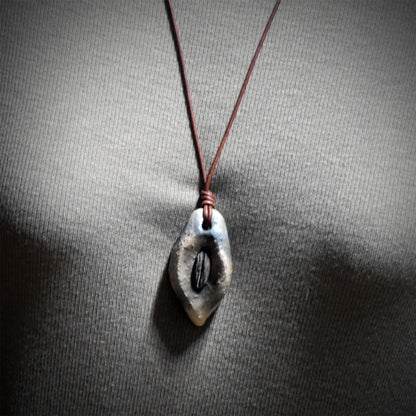 Fossil Amulett Kette Keramik | Versteinerte Samenkapsel Anhänger Urkraft | Schamanischer Schmuck Lederband Handgemacht 5x3cm 23g AMU100