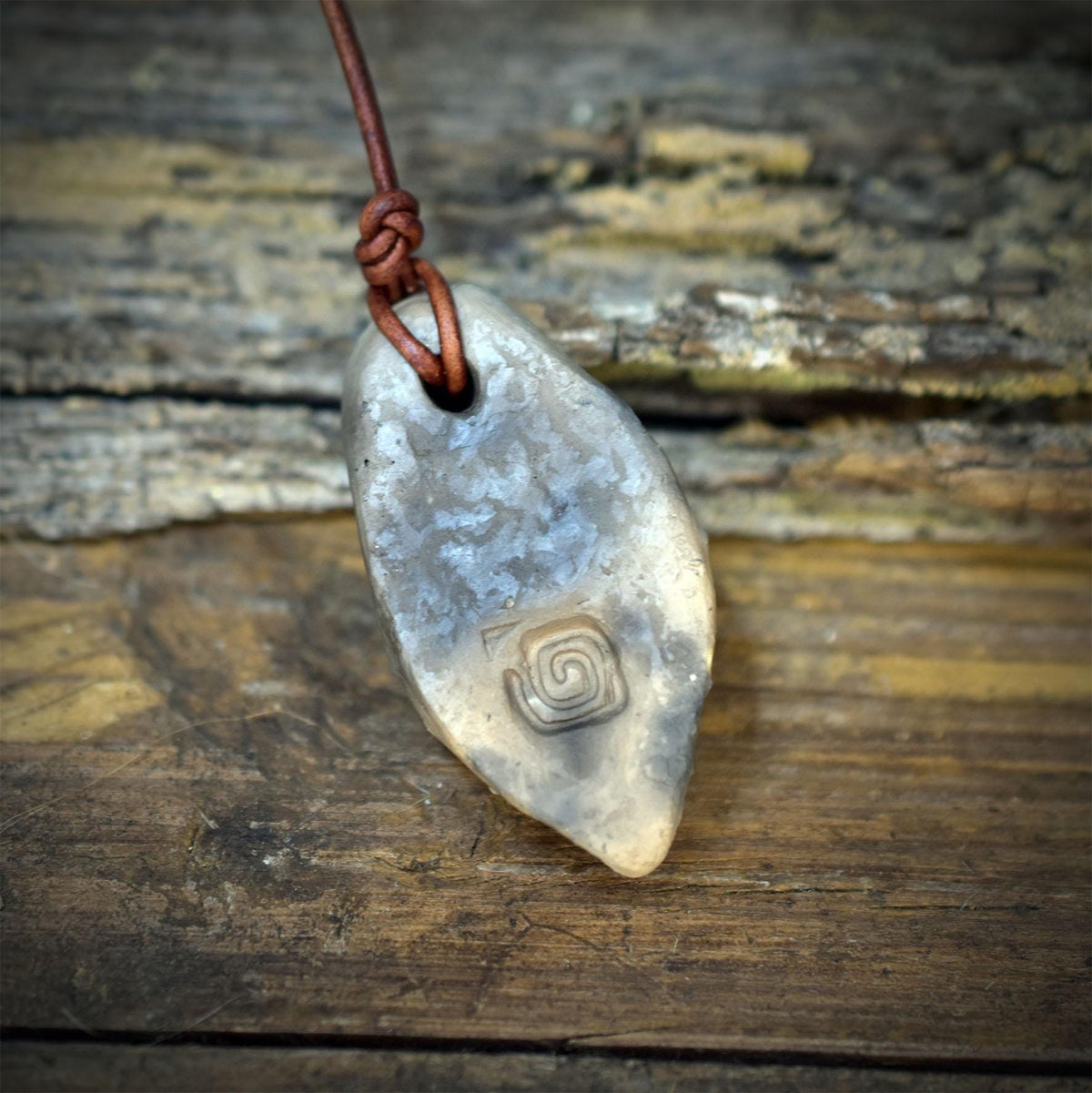 Fossil Amulett Kette Keramik | Versteinerte Samenkapsel Anhänger Urkraft | Schamanischer Schmuck Lederband Handgemacht 5x3cm 23g AMU100