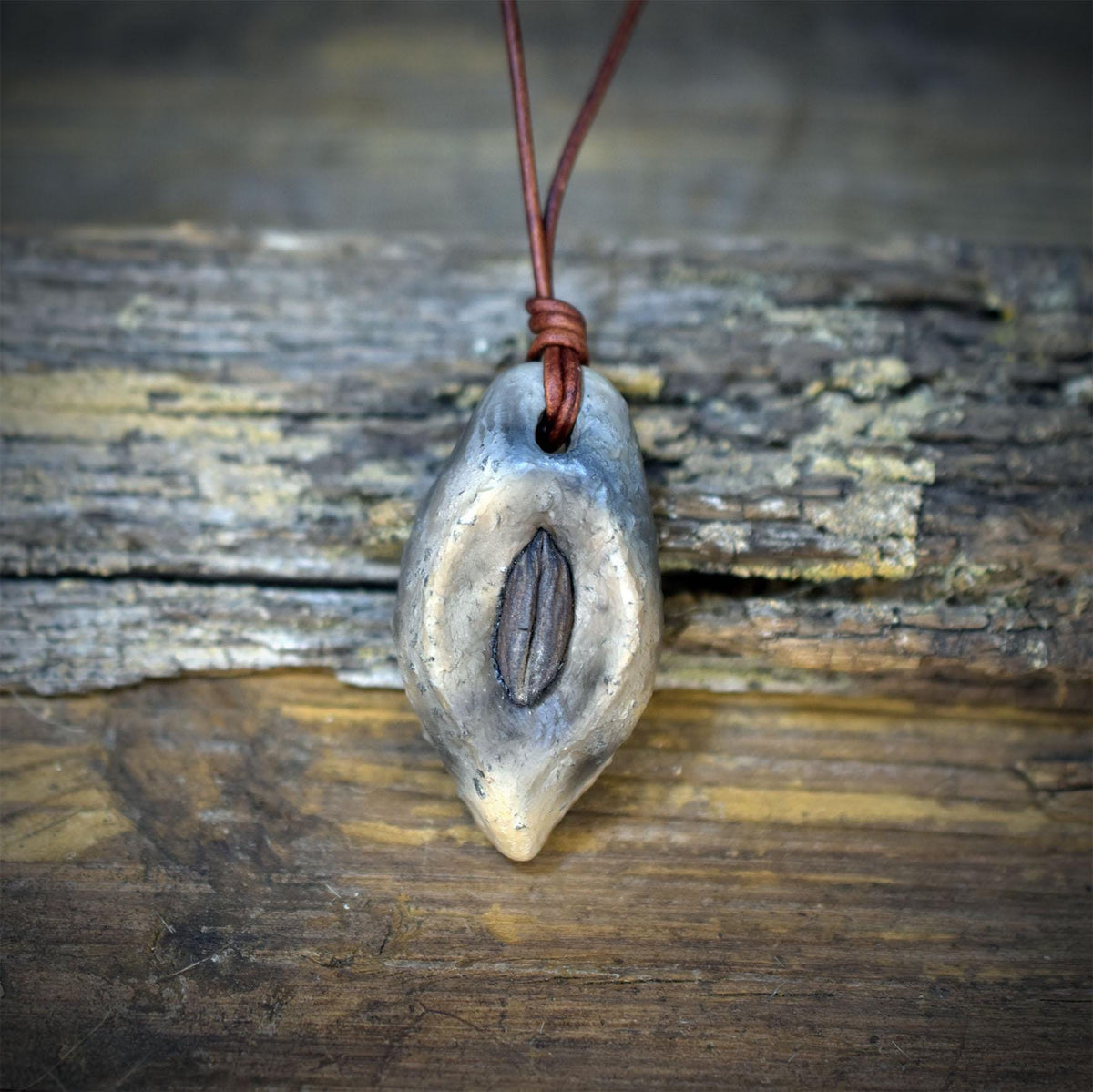 Fossil Amulett Kette Keramik | Versteinerte Samenkapsel Anhänger Urkraft | Schamanischer Schmuck Lederband Handgemacht 5x3cm 23g AMU100