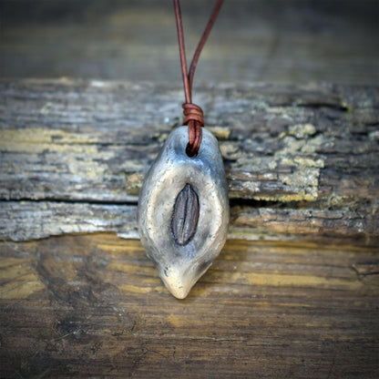 Fossil Amulett Kette Keramik | Versteinerte Samenkapsel Anhänger Urkraft | Schamanischer Schmuck Lederband Handgemacht 5x3cm 23g AMU100