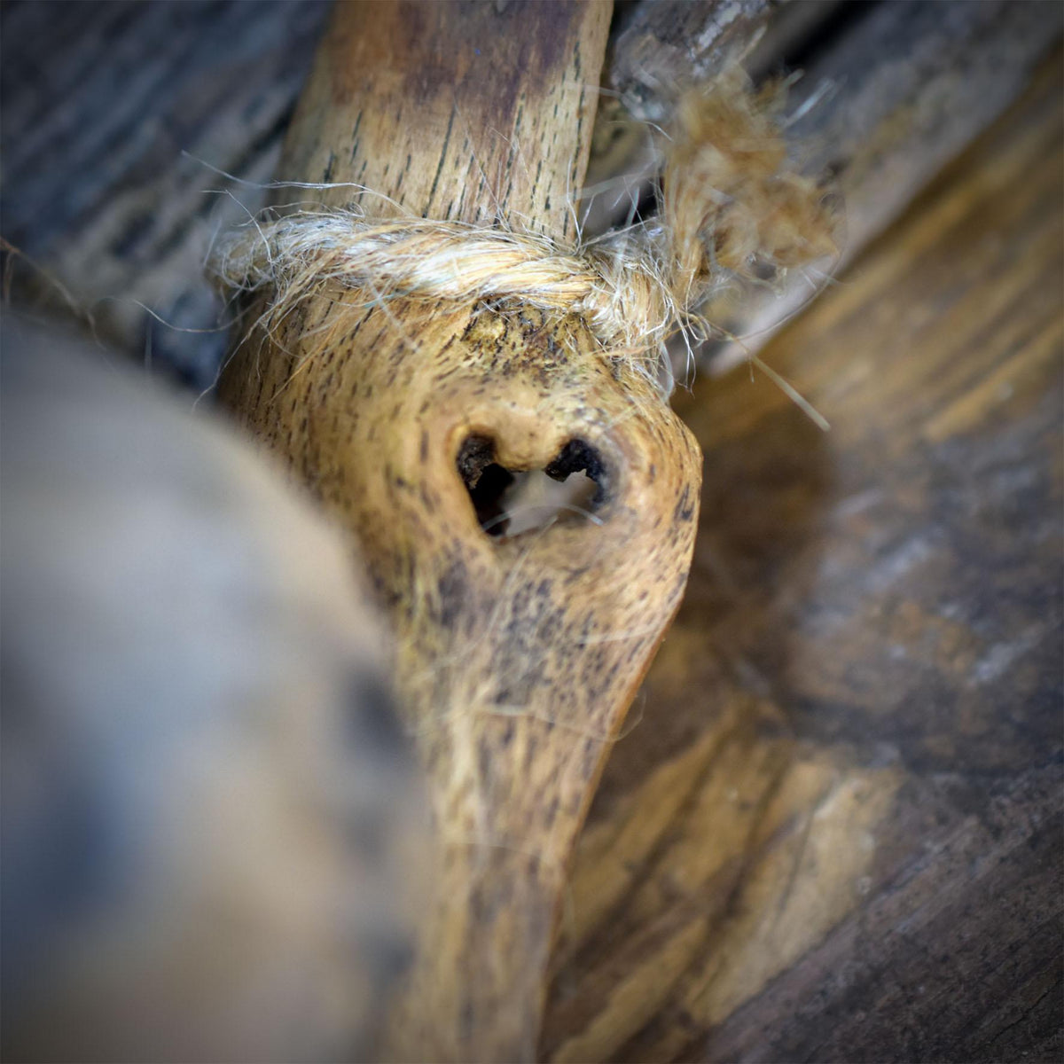 Ritualstab Weise Alte Holz & Ton | Schamanischer Zeremonienstab Glöckchen Bodhiperle | Spirituelle Altar Deko Natur Handgemacht 19cm RST049