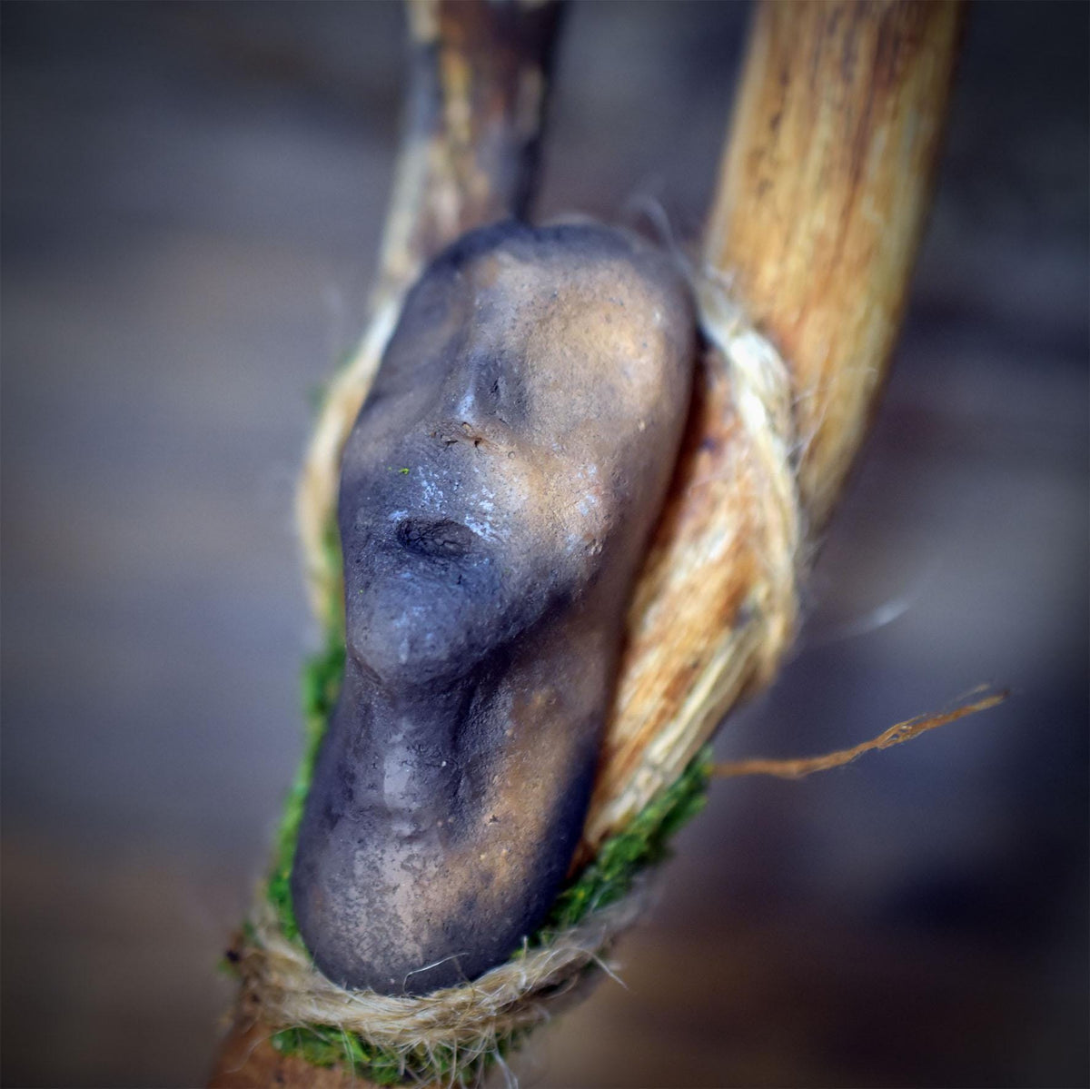Ritualstab Gesicht Keramik Astholz Schamanischer Stab Altar Naturspiritualität Zeremonie Räuchern RST051