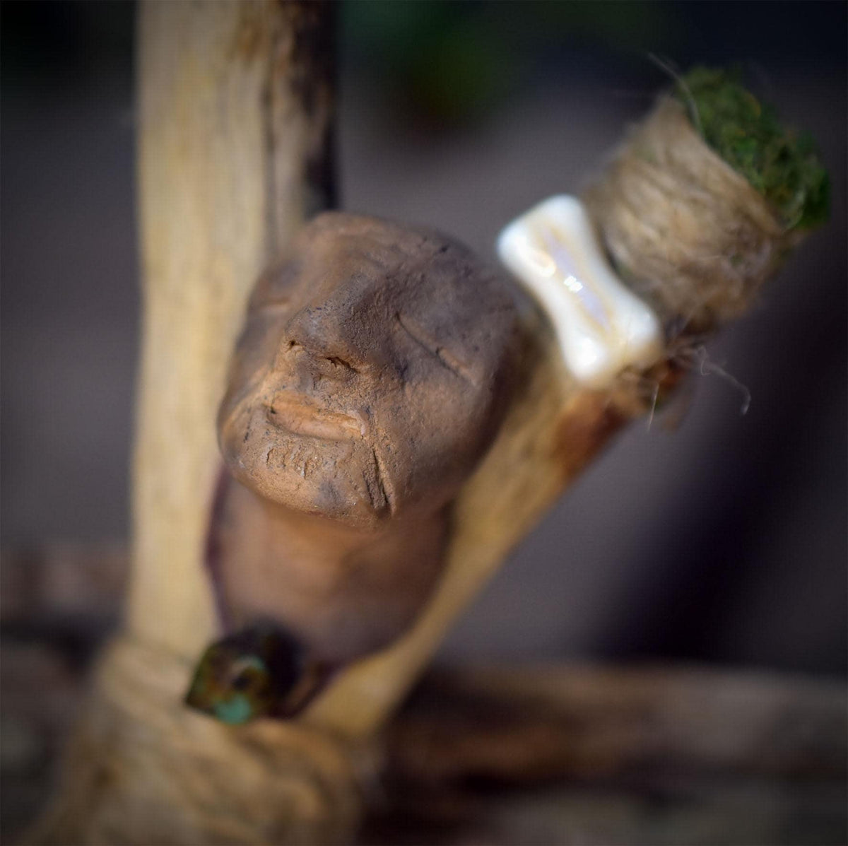 Ritualstab Schamane Gesicht Astgabel Keramik Schamanischer Stab Holz Tonknochen Altar Unikat RST052