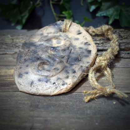 Wanddeko Krafttier Schlange Rune Berkana Keramik Wandbehang Ton Amulett Heilung Erneuerung Altar Deko Ritual Unikat HEX045