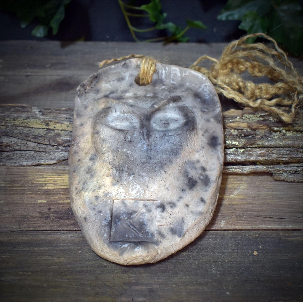 Wanddeko Krafttier Eule Rune Kenaz Keramik Wandbehang Ton Tafel Weisheit Klarheit Altar Deko Ritual Talisman Unikat HEX047