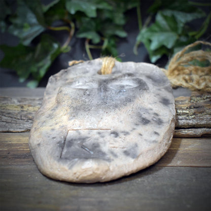 Wanddeko Krafttier Eule Rune Kenaz Keramik Wandbehang Ton Tafel Weisheit Klarheit Altar Deko Ritual Talisman Unikat HEX047