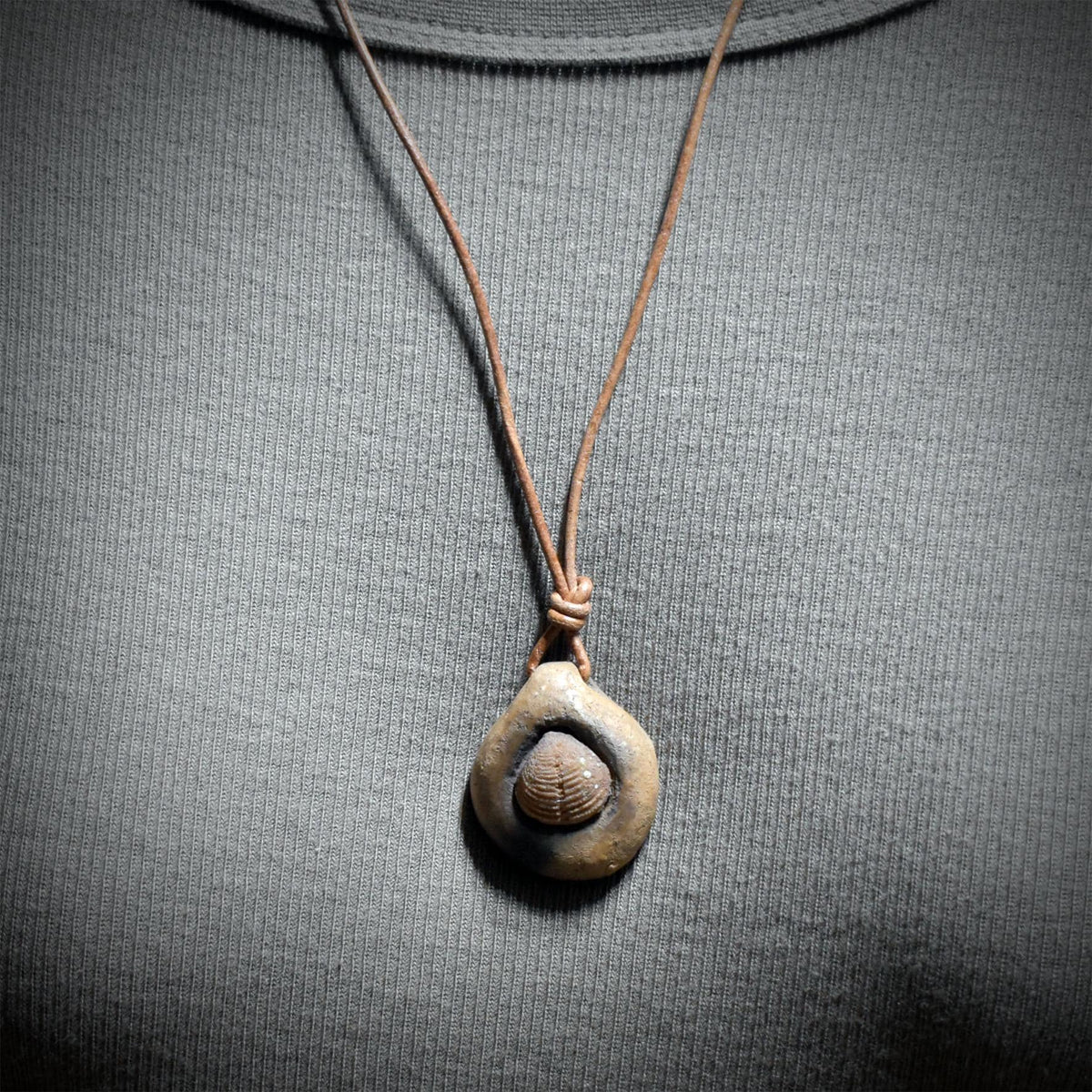 Fossil Amulett Ton Brachiopode Kette Lederband Anhänger Keramik Urzeit Talisman Schutzstein Altar Ritual Schmuck Unikat AMU101