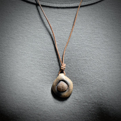 Fossil Amulett Ton Brachiopode Kette Lederband Anhänger Keramik Urzeit Talisman Schutzstein Altar Ritual Schmuck Unikat AMU101