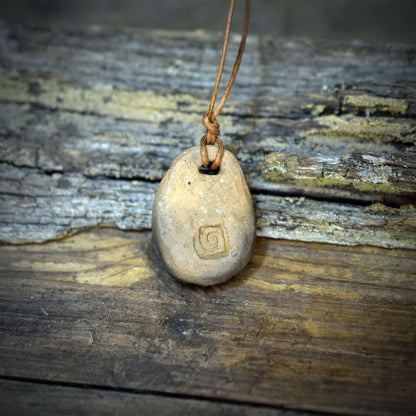 Fossil Amulett Rhynchonella Kette Ton Anhänger Urzeit Talisman Schutzstein Keramik Schmuck Glücksbringer Altar Unikat AMU102