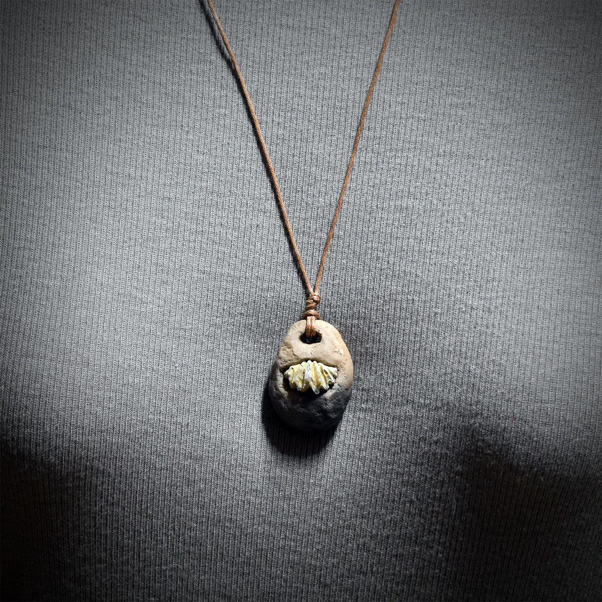 Fossil Amulett Rhynchonella Kette Ton Anhänger Urzeit Talisman Schutzstein Keramik Schmuck Glücksbringer Altar Unikat AMU102