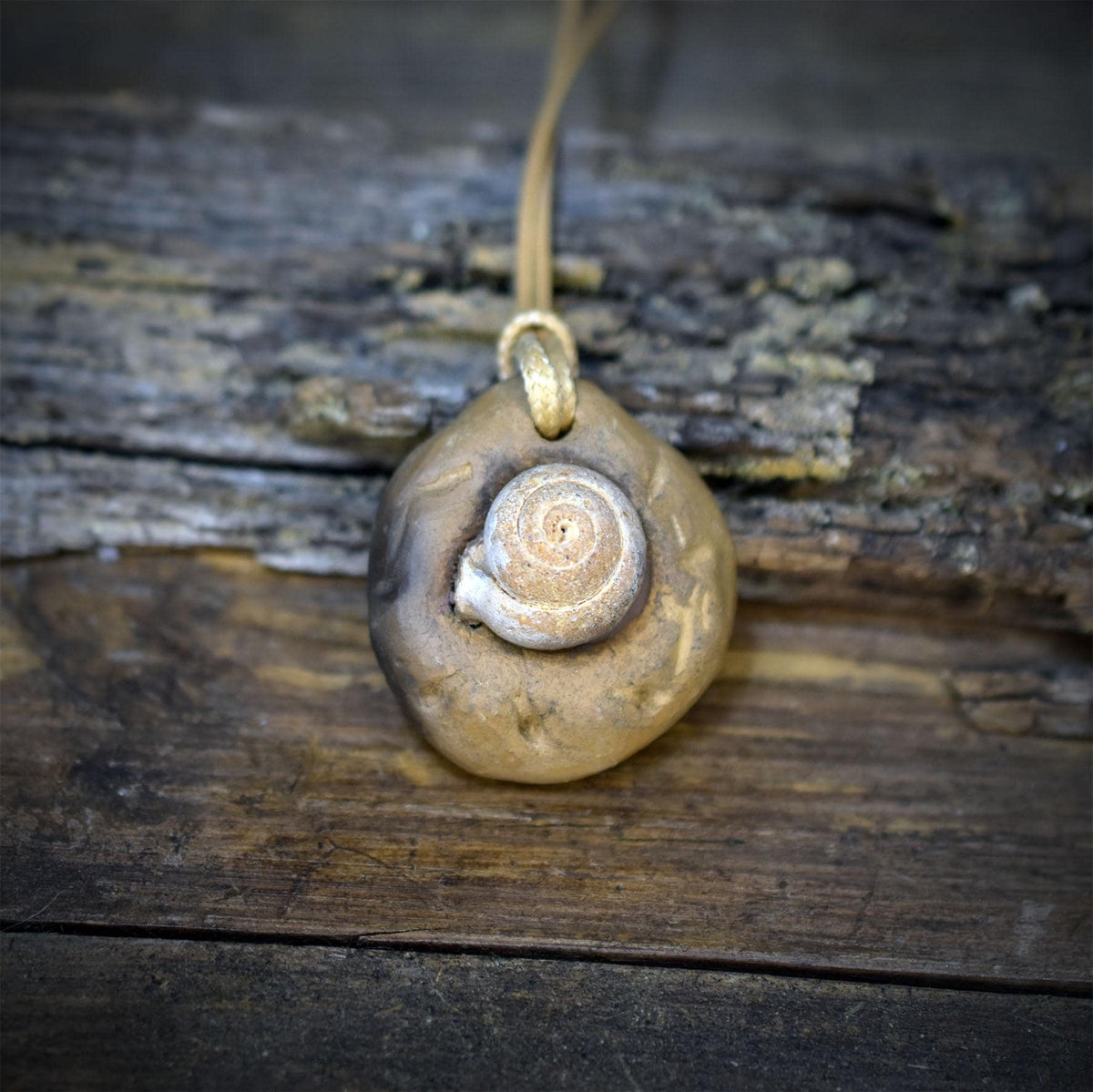 Fossil Amulett Schnecke Kette Ton Anhänger Spirale Urzeit Talisman Schutzstein Keramik Schmuck Altar Ritual Unikat AMU103