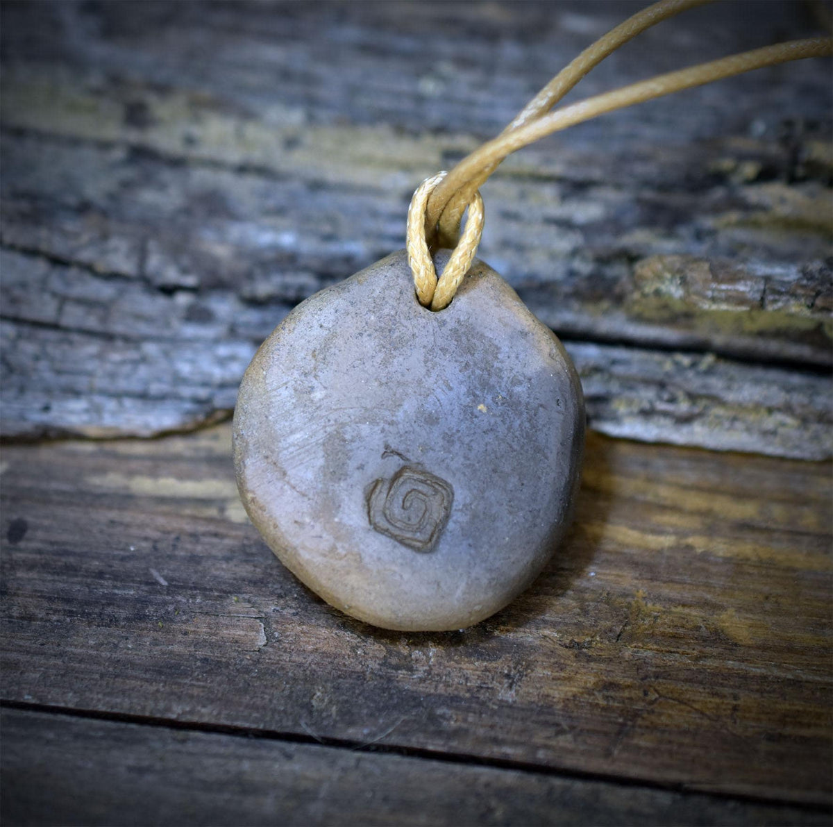 Fossil Amulett Schnecke Kette Ton Anhänger Spirale Urzeit Talisman Schutzstein Keramik Schmuck Altar Ritual Unikat AMU103