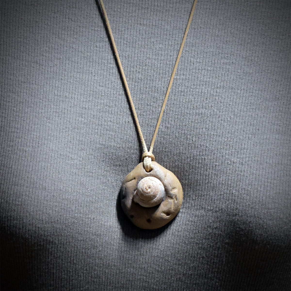 Fossil Amulett Schnecke Kette Ton Anhänger Spirale Urzeit Talisman Schutzstein Keramik Schmuck Altar Ritual Unikat AMU103
